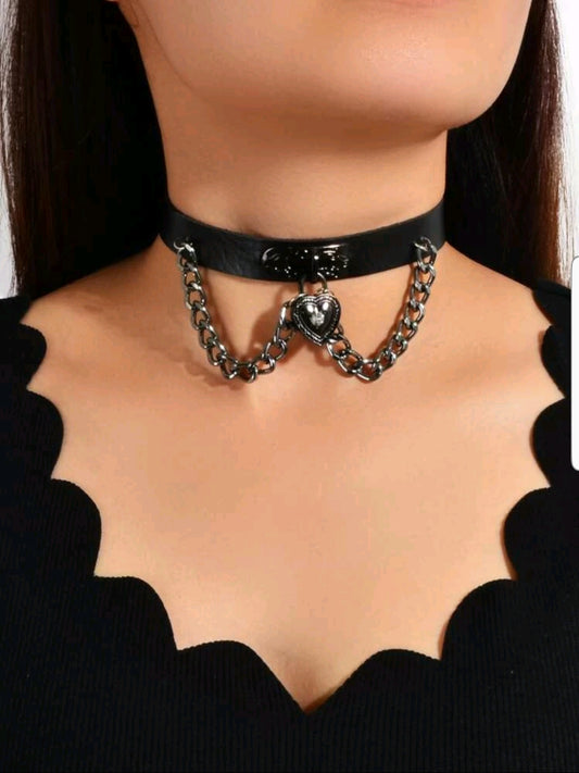 Collar Choker With Heart Pendant